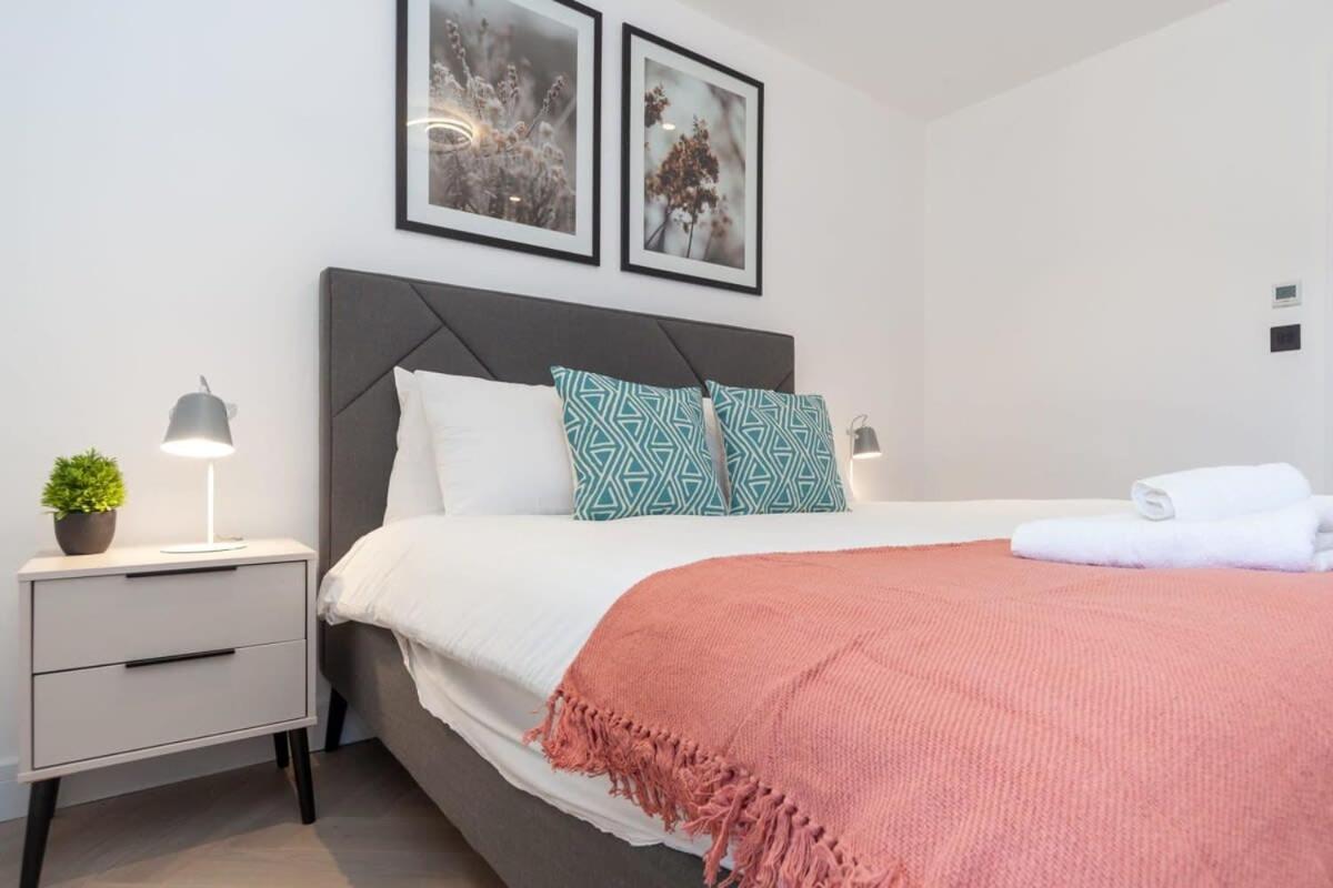 Modern 2 Bedroom Apartment In Wimbledon Londra Exterior foto
